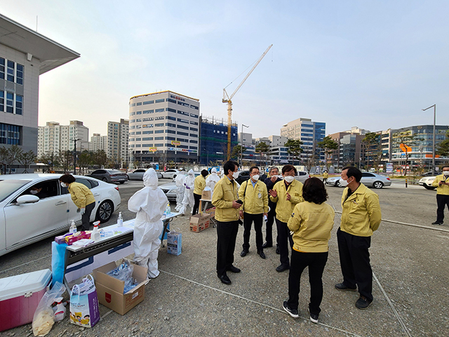 ▲ 안동시가 코로나19 전방위검사로 지역방어에 주력하고 있다. 사진은 현장임시선별진료소.ⓒ안동시