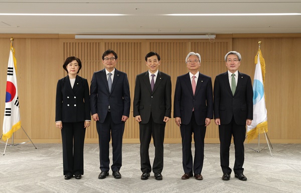 ▲ 신임 금통위원 임명장 전달식 직후 이주열 총재와 기념사진을 촬영하고 있다. 왼쪽부터 서영경·주상영 금통위원, 이주열 총재, 조윤제·고승범 금통위원. ⓒ한국은행