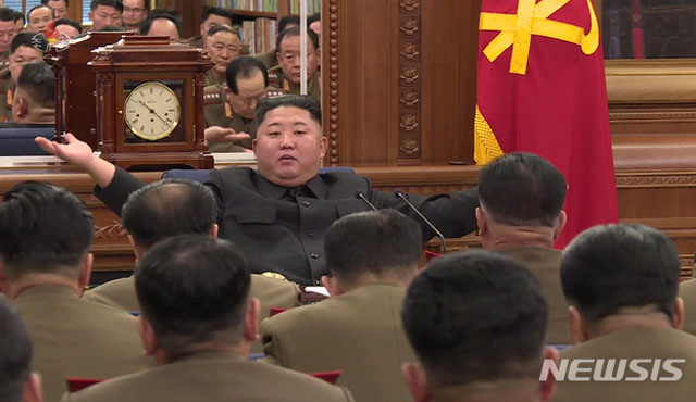 ▲ 지난해 12월 노동당 정치국회의 당시 김정은. ⓒ뉴시스. 무단전재 및 재배포 금지.