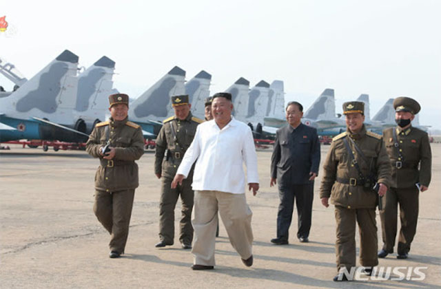 ▲ 지난 11일 노동당 정치국 회의에 앞서 공군 요격기 부대를 찾은 김정은. ⓒ뉴시스. 무단전재 및 재배포 금지.