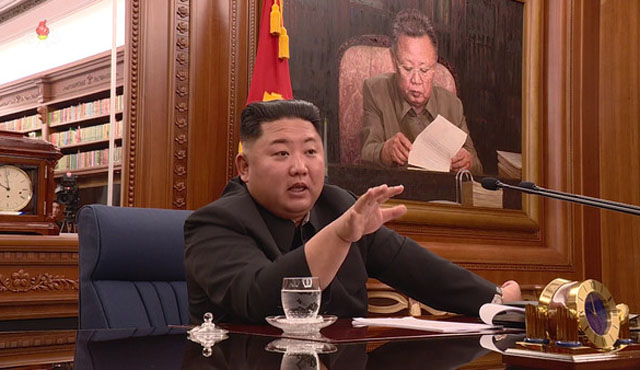 ▲ 김정은의 왼손을 보면 뒤틀려 있다. 이를 두고 그의 건강을 분석하는 경우가 많았다. ⓒ뉴시스. 무단전재 및 재배포 금지.