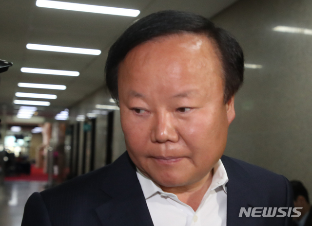 ▲ 김재원 미래통합당 정책위의장이 20일 오전 서울 여의도 국회 미래통합당 원내대표실에서 열린 비공개 최고위원회의에 참석하고 있다. ⓒ뉴시스