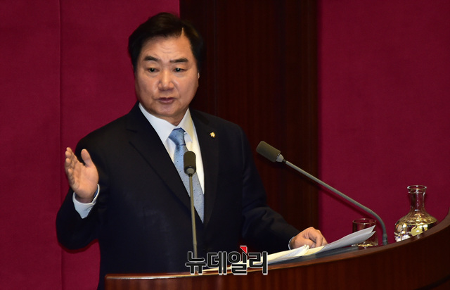 ▲ 더불어민주당 소속 6선 이석현 의원이 민주당의 우한코로나 긴급재난지원금 100% 지급에 반대 목소리를 냈다. ⓒ이종현 기자