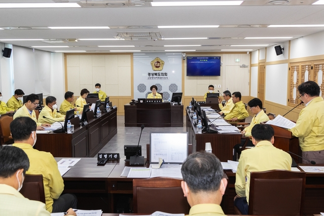 ▲ 경북도의회 감염병대책특별위원회(위원장 남영숙)는 21일 경북도 코로나19 소관부서로부터 업무보고를 받고 대책마련을 촉구했다.ⓒ경북도의회