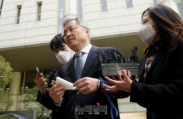 ▲ 열린민주당 비대위원장으로 임명된 최강욱 전 청와대 공직기강비서관이 21일 오전 서울 서초구 서울중앙지법에 조국 전 장관 아들의 '허위 인턴 증명서' 발급 혐의로 출석하고 있다. ⓒ박성원 기자