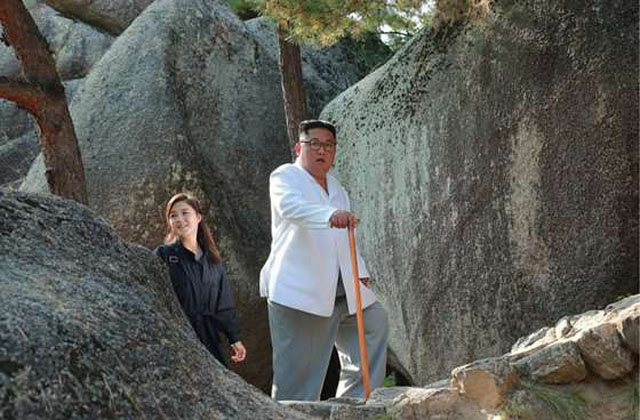 ▲ 지난해 10월 지팡이를 짚고 금강산에 오르는 김정은. ⓒ뉴시스. 무단전재 및 재배포 금지.