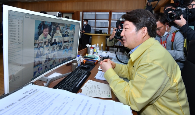 ▲ 권영진 대구시장은 대책위원과 영상회의에서 “대책위원회를 통해 시민들이 일상생활 속에서 공감하고 실천할 수 있는 ‘시민생활수칙’을 만들고 시민사회에 조속히 뿌리내릴 수 있도록 범시민 운동을 추진하겠다”고 말했다.ⓒ대구시