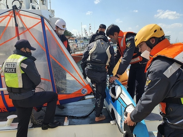 동해해양경찰서는 21일 강풍으로 높은 파도에도 불구하고 강릉시 강릉항 인근 해상에서 윈드서핑 레저활동 중 표류하고 있던 60대 남성을 안전하게 구조했다.ⓒ강원 동해해경