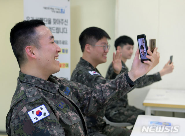 ▲ 군 당국은 장병들의 외출·휴가를 통제한 뒤 영상통화를 허용한 것을 '스트레스 관리책'이라고 내놨다. ⓒ뉴시스. 무단전재 및 재배포 금지.