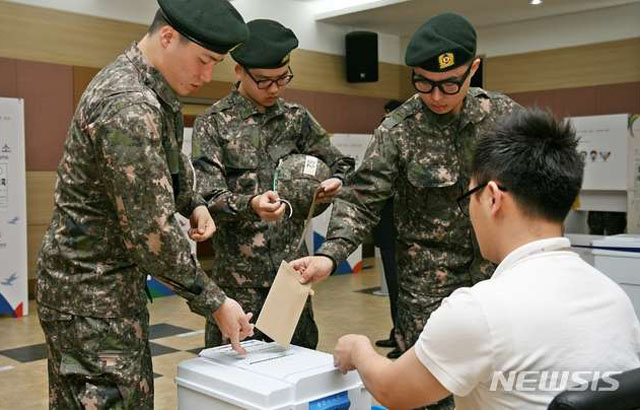 ▲ 21대 총선 당시 영외로 나와 사전투표를 하는 군 장병들. ⓒ뉴시스. 무단전재 및 재배포 금지.