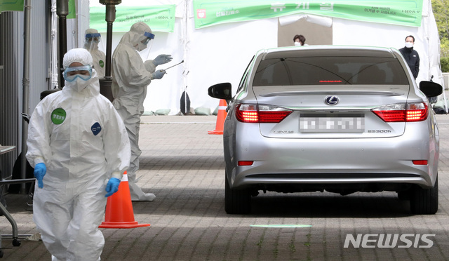 ▲ 서울 송파구 잠실운동장 주경기장 앞에서 의료진이 차량 탑승자를 진료하고 있다. ⓒ뉴시스
