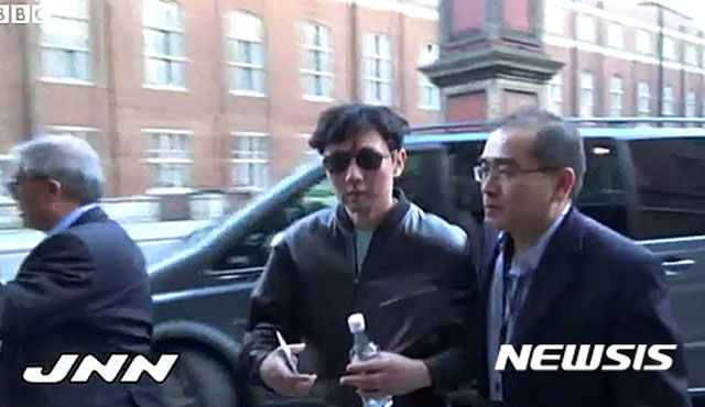 ▲ 영국서 가수 에릭 클립톤 공연을 보러가던 중 일본 언론에 포착된 김정철. 그 옆에는 태영호 전 영국주재 북한대사관 공사 모습이 보인다. ⓒ뉴시스. 무단전재 및 재배포 금지.