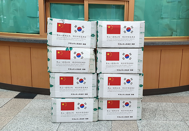 ▲ 안동시는 지난 20일 중국 자매도시인 허난성 핑딩산시에서 보내온 의료용 마스크 1만 장을 받았다.ⓒ안동시