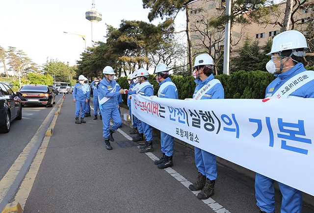 ▲ 남수희 포항제철소장이 22일 오전 제철소 1문 앞에서 파트장들과 함께 굿 드라이버 캠페인 홍보활동에 동참하고 직원들을 격려하고 있다.ⓒ포항제철소