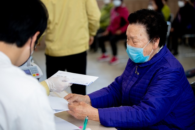 ▲ 이른 아침부터 재난긴급생활비 지급을 받기 위해 많은 영덕 군민들이 면사무소를 찾았다.ⓒ영덕군