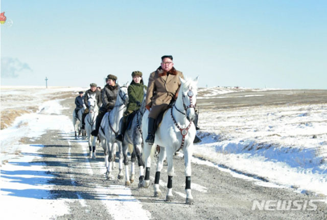 ▲ 김정은 일행이 백마를 타고 백두산 기슭을 이동하는 모습. ⓒ뉴시스. 무단전재 및 재배포 금지.