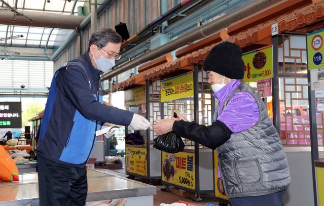 ▲ 장보기 행사에 참석한 정재훈 한수원 사장이 경주 전통시장에서 물품을 구입하고 있다 ⓒ한수원 제공