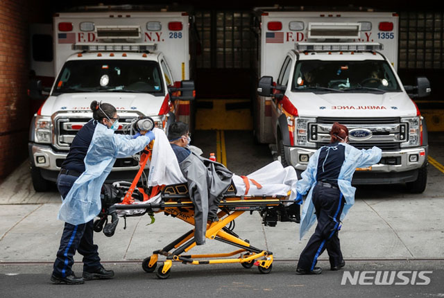 ▲ 뉴욕 브루클린에서 우한코로나 환자를 이송하는 의료진과 구급요원. ⓒ뉴시스 AP. 무단전재 및 재배포 금지.