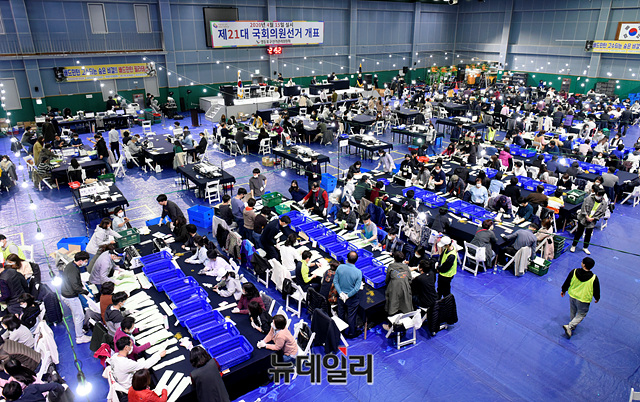▲ 제21대 국회의원 선거가 종료된 16일 새벽 서울 영등포구 영등포 다목적 배드민턴 체육관에 마련된 개표소에서 관계자들이 개표를 하고 있다. ⓒ박성원 기자