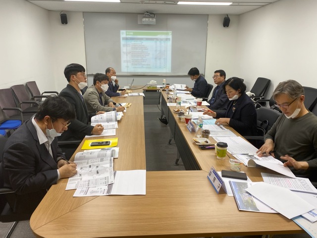 ▲ 경북도는 21일 대학교수, 연구원 등 농촌개발 분야 최고의 민간 전문가들로 농촌 신활력 플러스 공모사업 자문단을 구성해 회의를 가졌다.ⓒ경북도