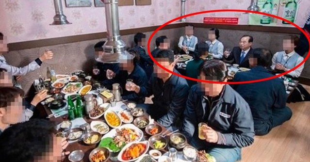 ▲ 오거돈 부산시장이 2018년에 자신의 SNS에 올린 사진. 그는 이 사진에서 양 옆에 여자 직원들을 앉혔다가 비판을 받고 사과했다.