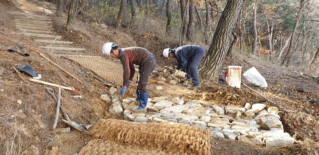▲ 등산객들의 안전을 확보하고 쾌적한 산행을 제공하기 위해 등산로 일부구간을 정비한다.ⓒ경주시