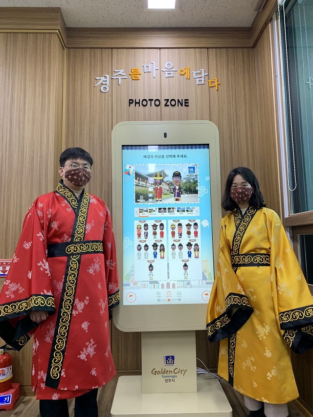 ▲ 민원인들에게 신라복 체험 기회 제공을 위한 남·녀 신라복을 마련해 민원실에 비치했다.ⓒ경주시