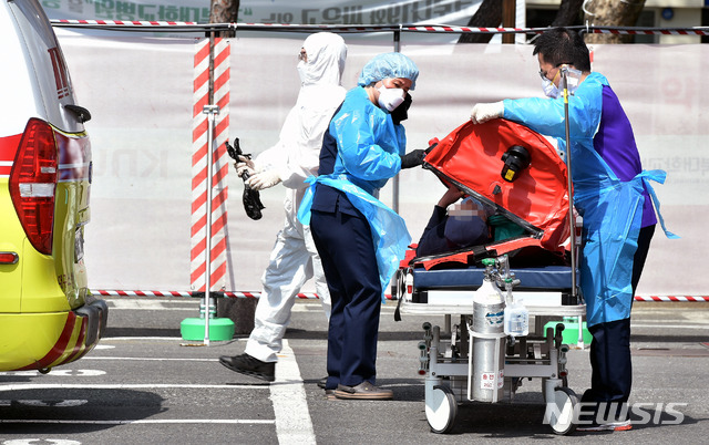 ▲ 대구 중구 경북대학교병원에서 의료진들이 이동식 음압 카트로 확진자를 이송하고 있다. ⓒ뉴시스