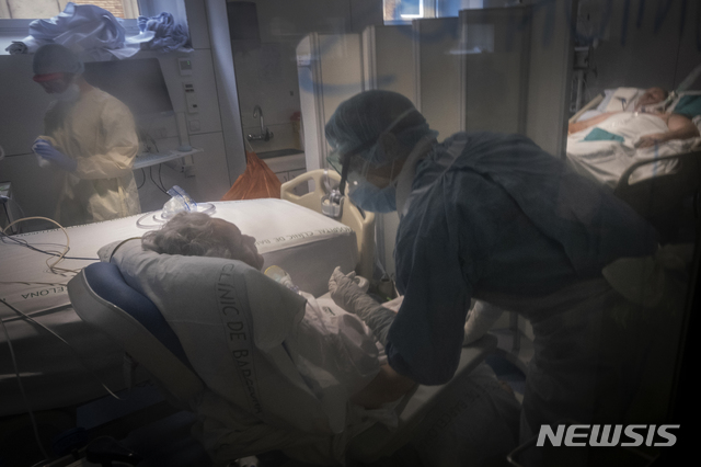▲ 스페인 바르셀로나의 한 클리닉 병원 중환자실(ICU)에서 의료진이 환자를 돌보고 있다. ⓒ뉴시스