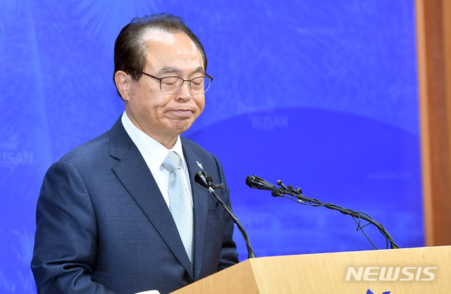 ▲ 오거돈 부산시장이 23일 오전 부산 연제구 부산시청 9층 기자회견장에서 사퇴 기자회견을 하고 있다. ⓒ뉴시스