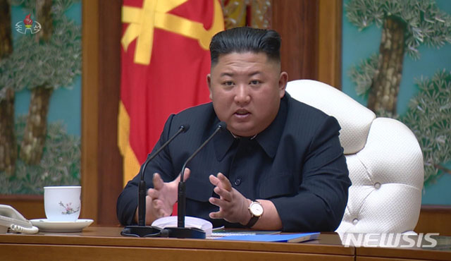 ▲ 지난 11일 노동당 중앙위원회 정치국 회의를 주재하는 김정은. 평소보다 얼굴이 검다. ⓒ뉴시스. 무단전재 및 재배포 금지.