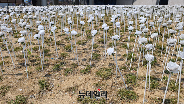 ▲ 휘어지고 헝클어진데다 정상 작동조차 되지 않는 옥정도서관 LED장미정원. ⓒ성재용 기자