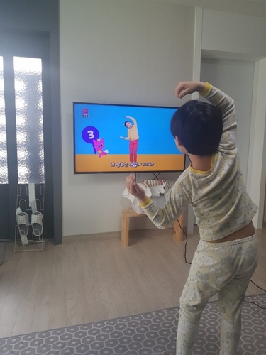 ▲ 대구만촌초등학교(교장 김미숙)는 3월 휴업기간부터 학년별 다양한 플랫폼을 이용해 원격수업과 더불어 중간놀이시간에 신체활동시간을 마련해 온라인학습을 운영하고 있다.ⓒ대구만촌초