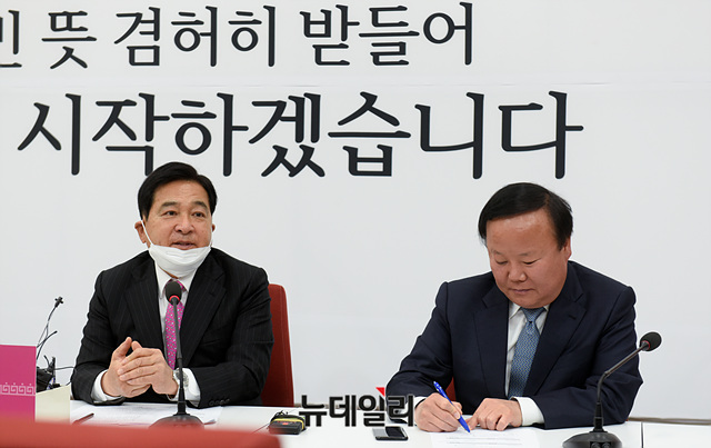 ▲ 심재철 미래통합당 대표권한대행이 24일 오전 국회에서 비공개 최고위원회의를 마친 후 브리핑을 하고 있다. ⓒ박성원 기자