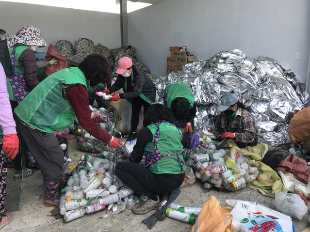 ▲ 덕곡면 새마을회는 재활용 수거장에서 새마을회 남녀지도자들이 폐농약병(비료포대) 수거 및 선별작업을 실시했다.ⓒ고령군