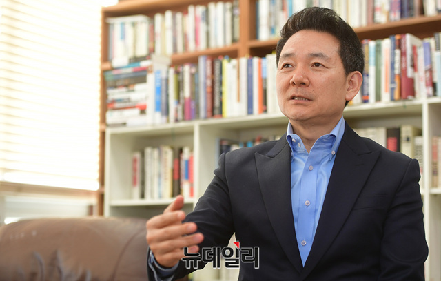 ▲ 장성민 세계와 동북아 평화포럼 이사장을 24일 마포 사무실에서 만났다. ⓒ정상윤 기자.