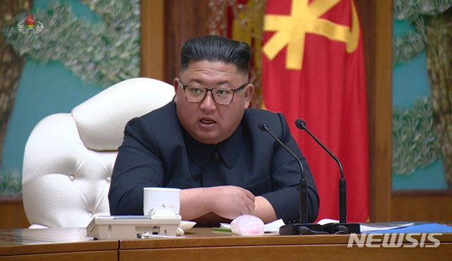 ▲ 지난 11일 노동당 중앙위원회 정치국 회의를 주재한 김정은. 평소보다 얼굴이 많이 검다. ⓒ뉴시스. 무단전재 및 재배포 금지.