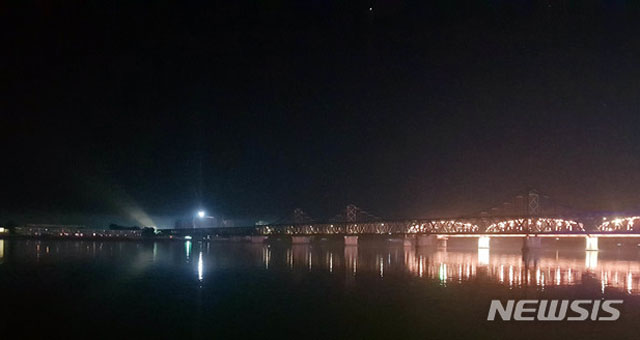 ▲ 중국 단둥에서 바라본 북한 신의주의 야경. ⓒ뉴시스. 무단전재 및 재배포 금지.