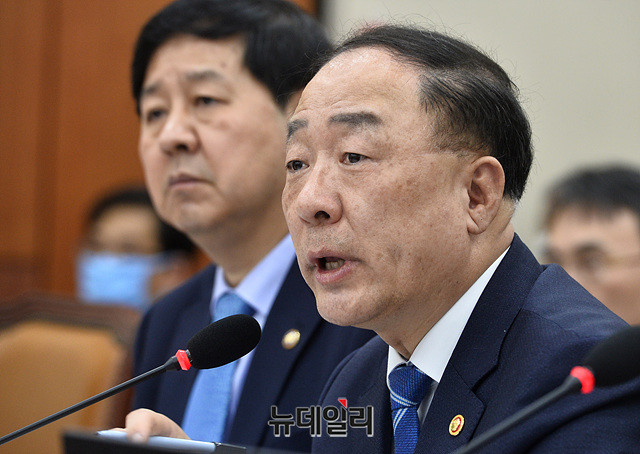 ▲ 홍남기 경제부총리. 홍 부총리는 최근 코로나19 긴급재난지원금 지급범위를 국민 70%에서 100%로 확대하자는 여당의 요구에 반발해왔다.ⓒ박성원 기자