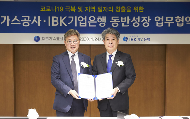 ▲ 24일 을지로 기업은행 본점에서 윤종원 IBK기업은행장(오른쪽)과 채희봉 한국가스공사 사장(왼쪽)이 업무 협약식을 마치고 기념촬영을 하고 있다.ⓒ기업은행