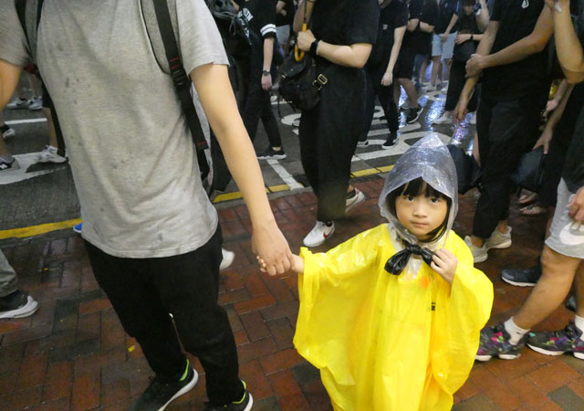 ▲ 4월 18일 민주파 인사 15인 체포의 구실이 된 2019년 8월 18일 완차이(灣仔) 시위 모습. 170만명이 참가했으며 폭우가 쏟아져 폭력사태는 발생하지 않았다.  일부 국내언론은 당시 시위를 두고 