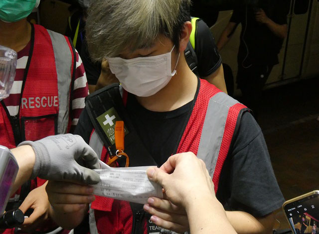 ▲ 지난 21일 윤롱 (元朗) 시위 도중 집시법 (5인 이상 집회 및 취식 금지) 위반 명목으로 경찰에게 2천 홍콩달러 (약 31만 8천원) 벌금티켓을 발부받은 시위구호대ⓒ허동혁