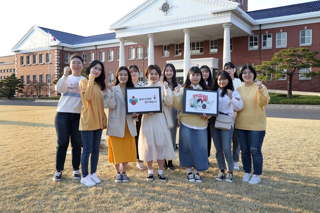 ▲ 계명대 재학생과 휴학생으로 구성된 11명의 학생들은 ‘아우름’이란 팀을 만들어 마스크 보관 파우치와 키링을 직접 디자인해 제작했다.ⓒ계명대