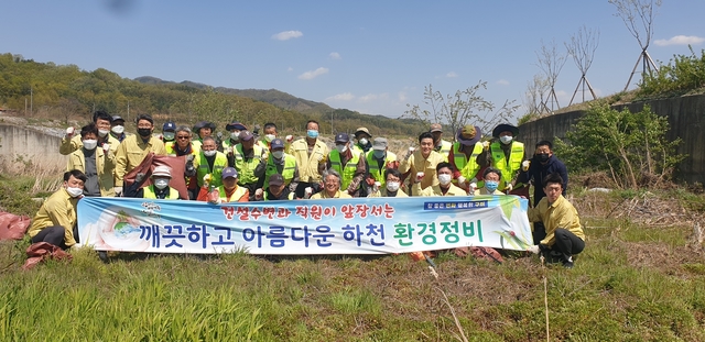 ▲ 구미시 건설수변과에서는  건설수변과 직원, 기간제 근로자 30여명이 참석한 가운데 깨끗하고 아름다운 하천을 만들기 위해 환경정비를 실시했다.ⓒ구미시