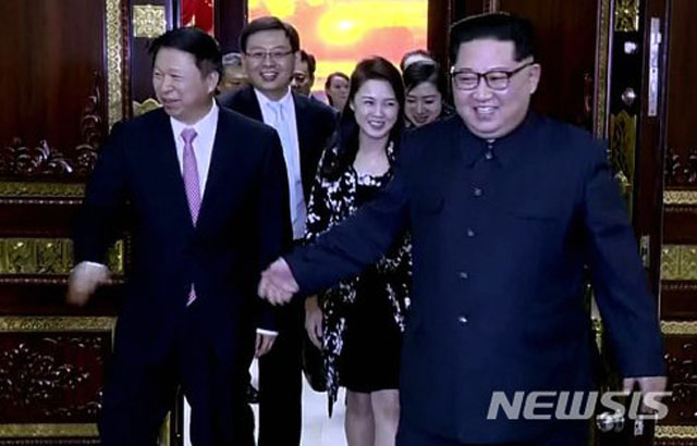 ▲ 2018년 4월 북한을 찾은 쑹타오 중국 공산당 대외연락부장을 환대하는 김정은과 리설주. ⓒ뉴시스. 무단전재 및 재배포 금지.