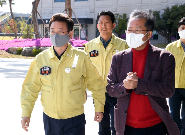 ▲ 이철우 경북도지사(왼쪽)이가 지난 24일 홍준표 국회의원 당선인을 만나 현안을 논의했다.ⓒ경북도