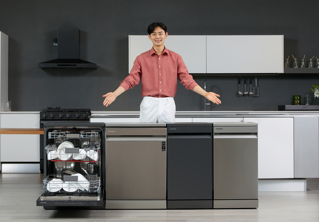 ▲ 삼성전자 모델이 수원 삼성전자 디지털시티 프리미엄하우스에서 한국인의 식생활에 최적화된 성능과 위생, 사용 편리성을 갖춘 삼성 식기세척기 신제품을 소개하고 있다.ⓒ삼성전자