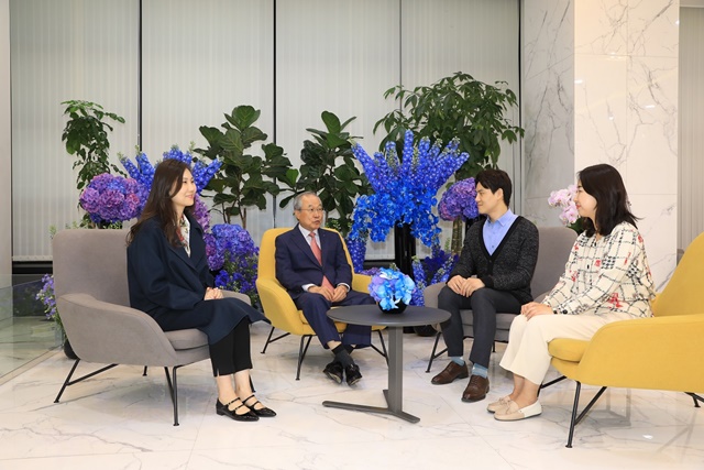 ▲ 한준호 삼천리 회장(좌측 두 번째)이 '플라워 버킷 챌린지' 캠페인에 참여했다. ⓒ삼천리