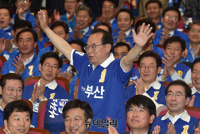 ▲ 지난 2018년 5월 국회의원회관에서 열린 '더불어민주당 중앙선대위 출정식 및 공천장 수여식'에서 오거돈 당시 부산시장 후보가 손을 들어 인사를 하고 있다. ⓒ이종현 기자