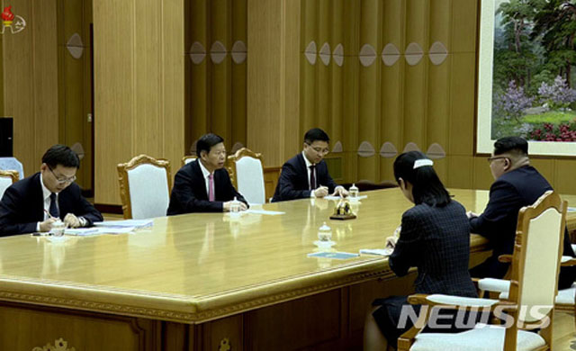 ▲ 2018년 4월 쑹타오 중국 공산당 대외연락부장과 면담을 하는 김정은. 중국은 김정은에 무슨 일이 생기면 쑹 부장을 보내 왔다. 쑹 부장은 이번에 의료진과 함께 북한에 간 것으로 알려져 있다. ⓒ뉴시스. 무단전재 및 재배포 금지.